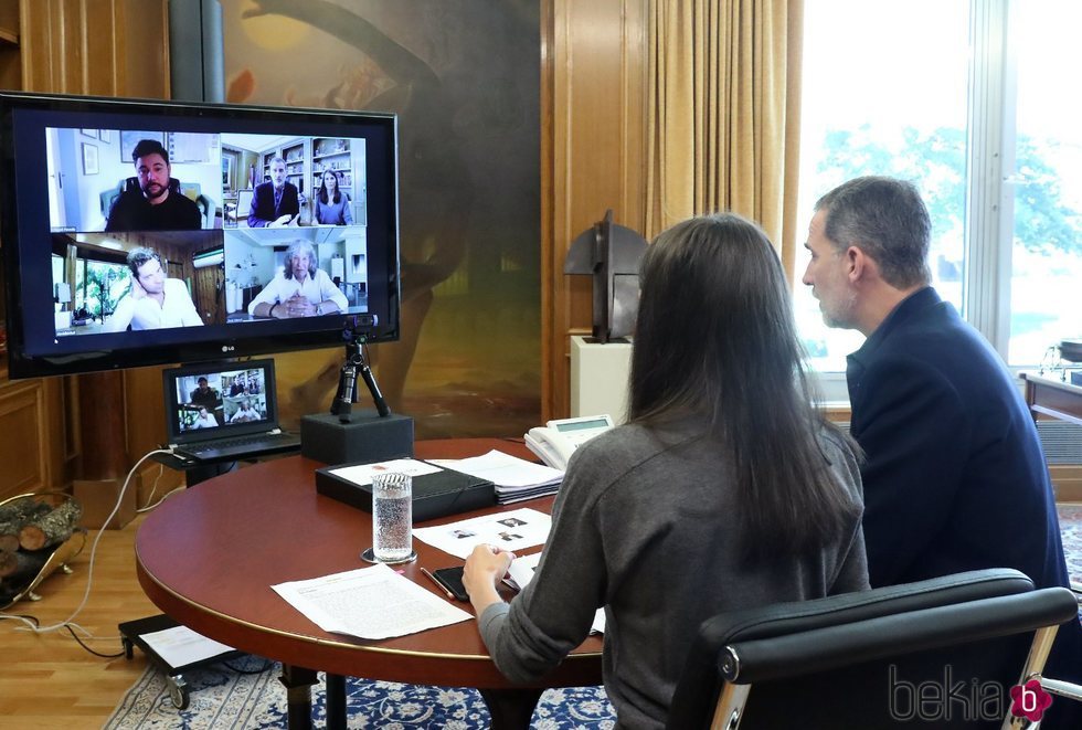 Los Reyes Felipe y Letizia reunidos con David Bisbal, Miguel Poveda y José Mercé mediante videocoferencia