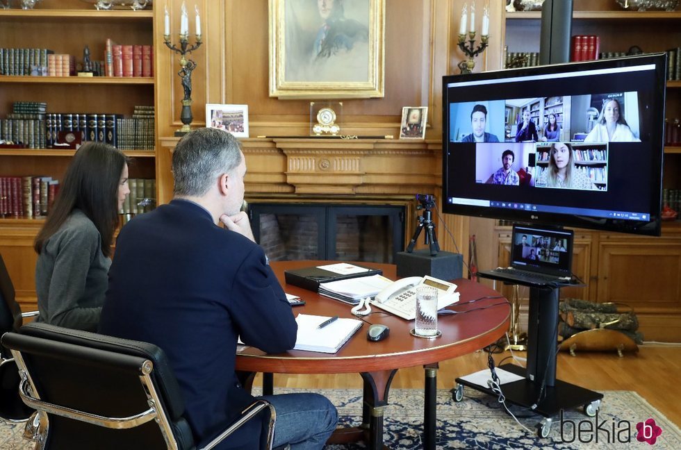 Los Reyes Felipe y Letizia reunidos con Elvira Sastre, Leti Sala, Marwan y Defreds mediante videocoferencia