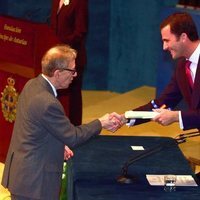 El Rey Felipe entrega a Woody Allen el Premio Príncipe de Asturias de las Artes 2002