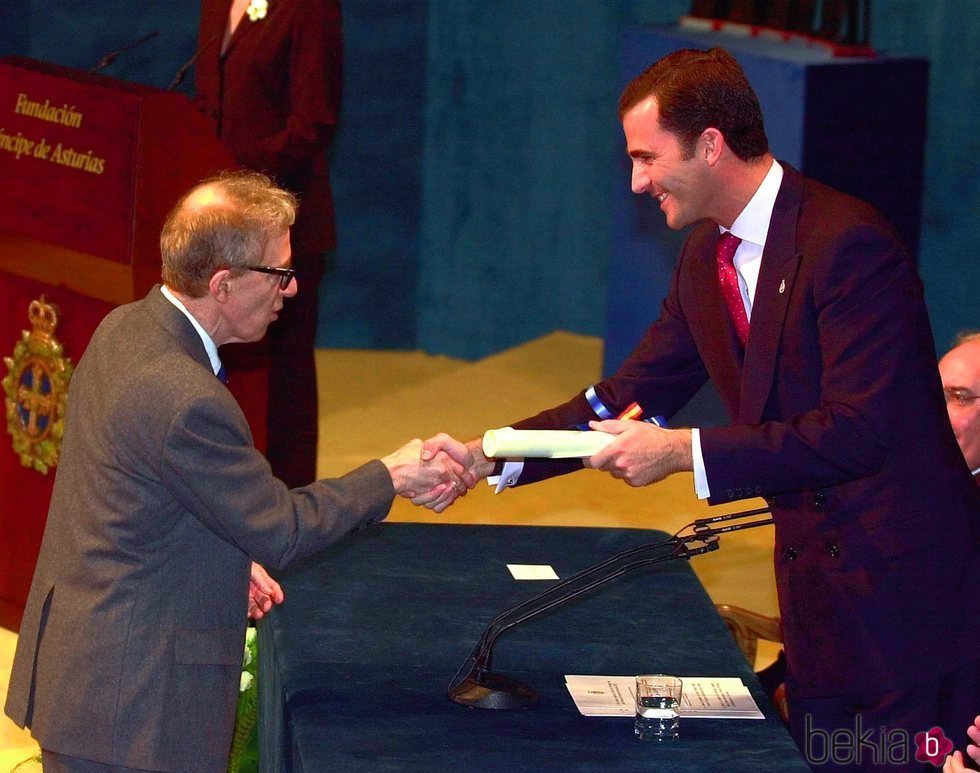 El Rey Felipe entrega a Woody Allen el Premio Príncipe de Asturias de las Artes 2002