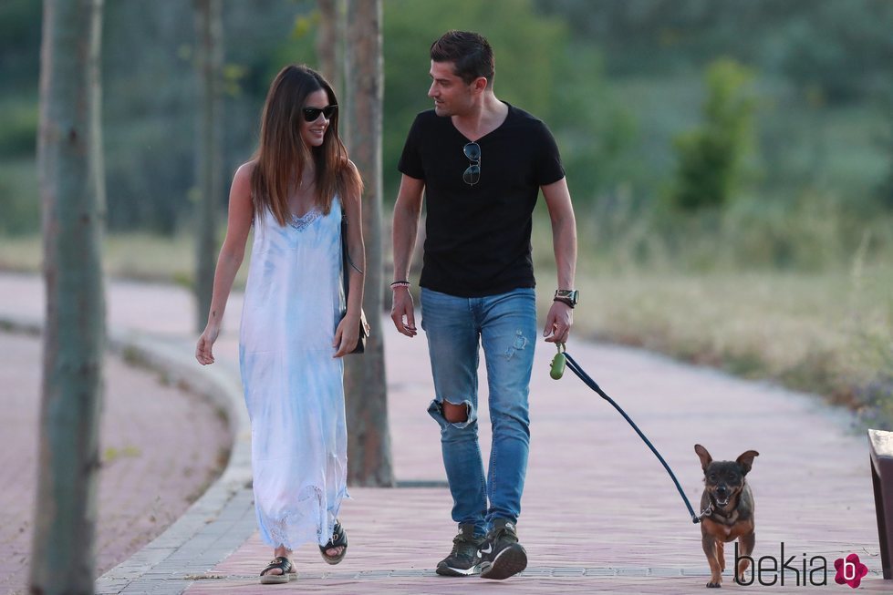 Alexia Rivas y Alfonso Merlos, de paseo con el perro