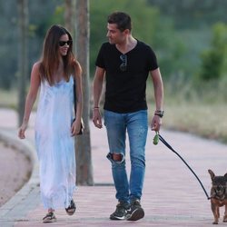Alexia Rivas y Alfonso Merlos, de paseo con el perro