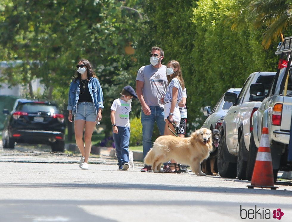 Ana de Armas y Ben Affleck pasean junto a los hijos del actor