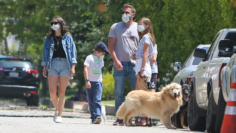 Ana de Armas y Ben Affleck pasean junto a los hijos del actor