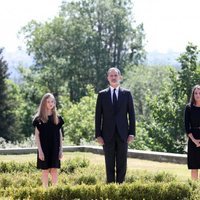 Los Reyes Felipe y Letizia, la Princesa Leonor y la Infanta Sofía en el minuto de silencio por las víctimas del coronavirus