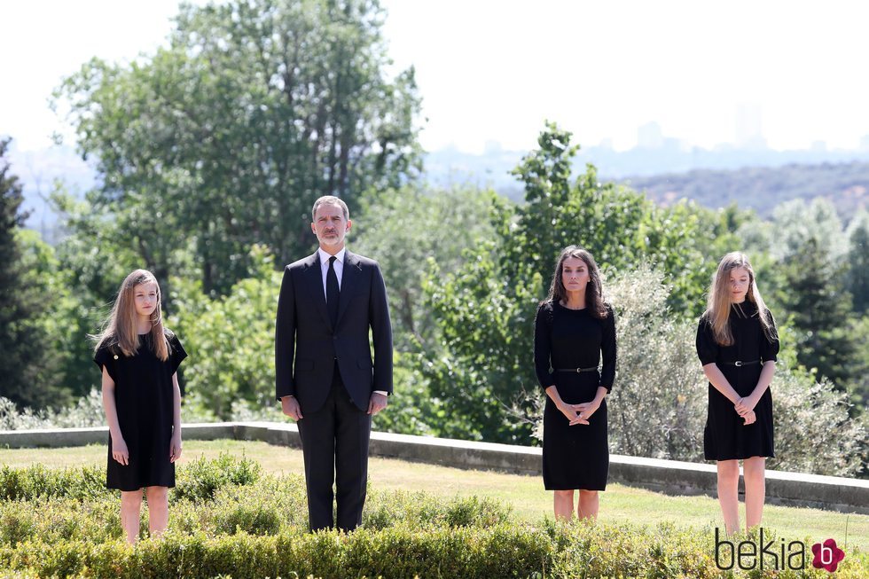 Los Reyes Felipe y Letizia, la Princesa Leonor y la Infanta Sofía en el minuto de silencio por las víctimas del coronavirus
