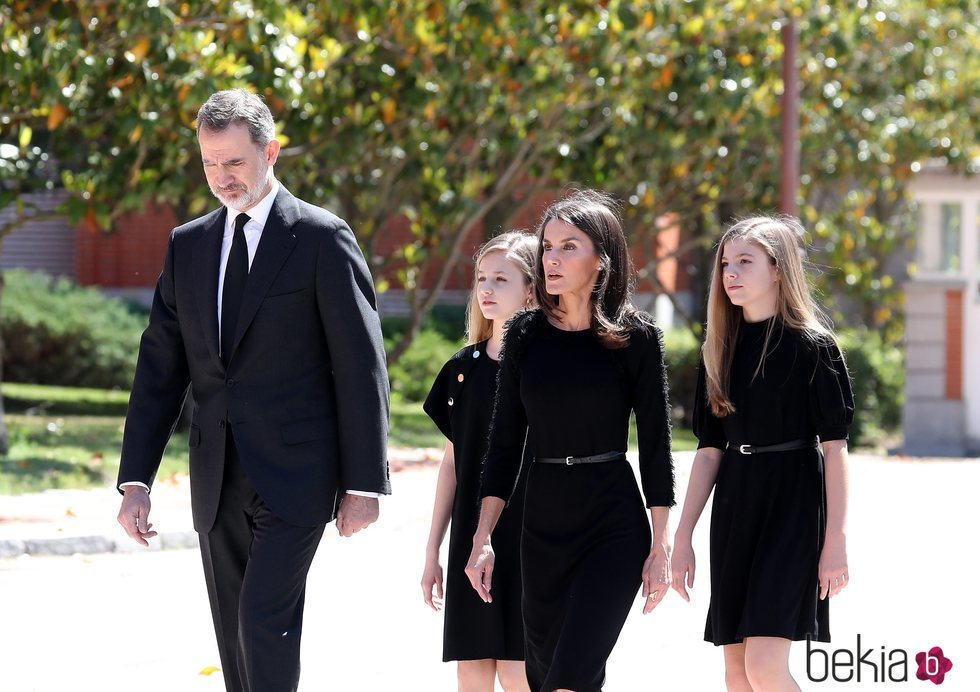 Los Reyes Felipe y Letizia, la Princesa Leonor y la Infanta Sofía durante el minuto de silencio por los fallecidos por coronavirus