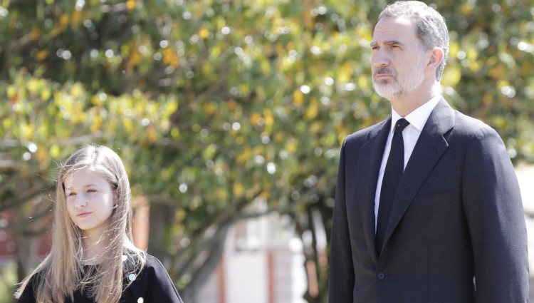 La Princesa Leonor y el Rey Felipe durante el minuto de silencio por las víctimas del coronavirus