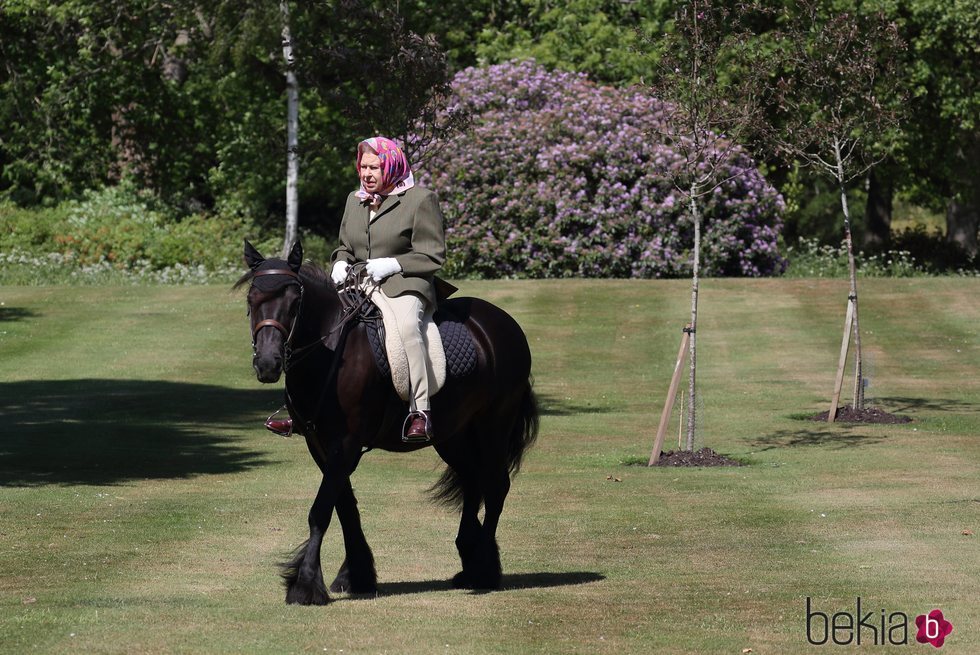 La Reina Isabel montando en caballo en los jardines de Windsor