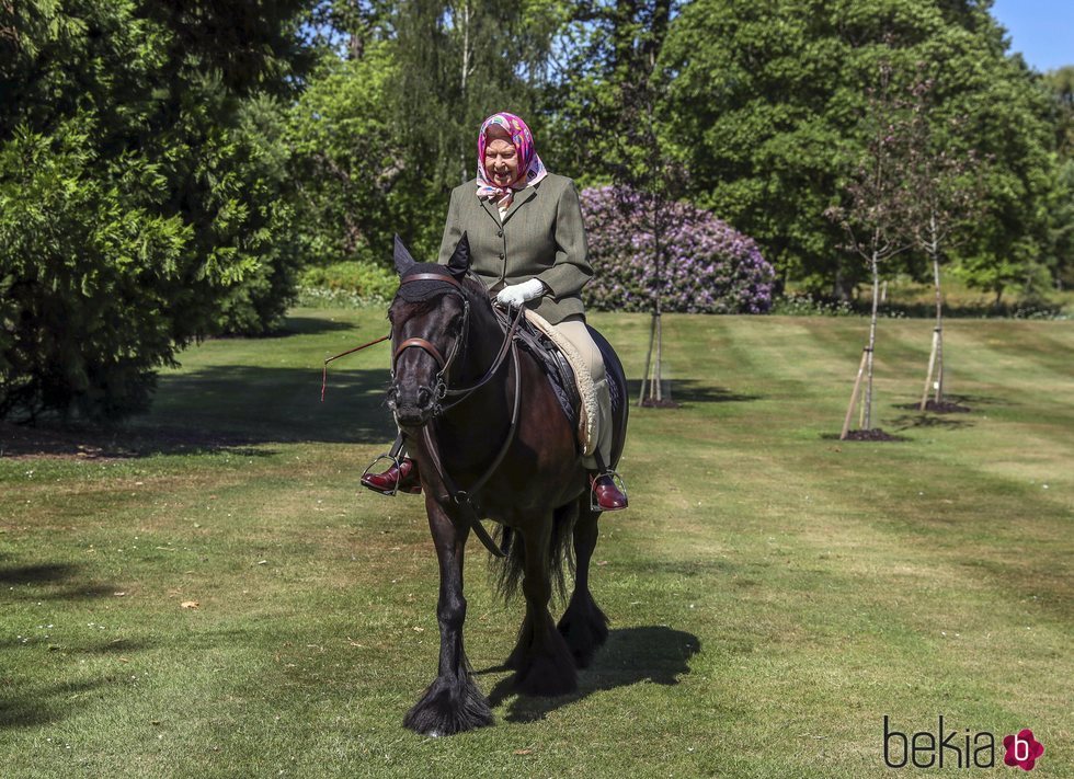 La Reina Isabel vuelve a montar en caballo en los jardines de Windsor