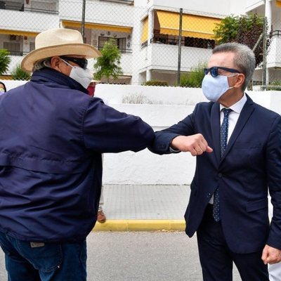 José Ortega Cano y Amador Mohedano saludándose con el codo en el homenaje a Rocío Jurado