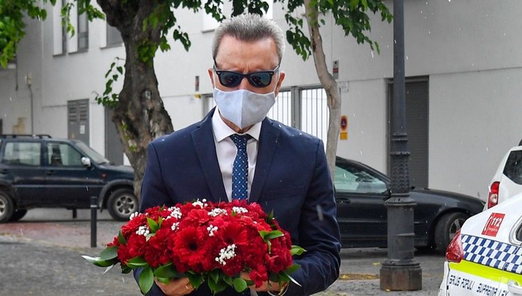 José Ortega Cano llevando flores a la tumba de Rocío Jurado 14 años después de su muerte