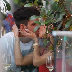 Diego Matamoros y Carla Barber besándose en una terraza de Madrid