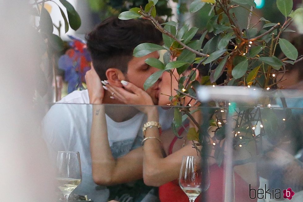 Diego Matamoros y Carla Barber besándose en una terraza de Madrid