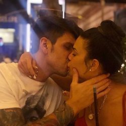 Diego Matamoros besando a Carla Barber en una terraza de Madrid
