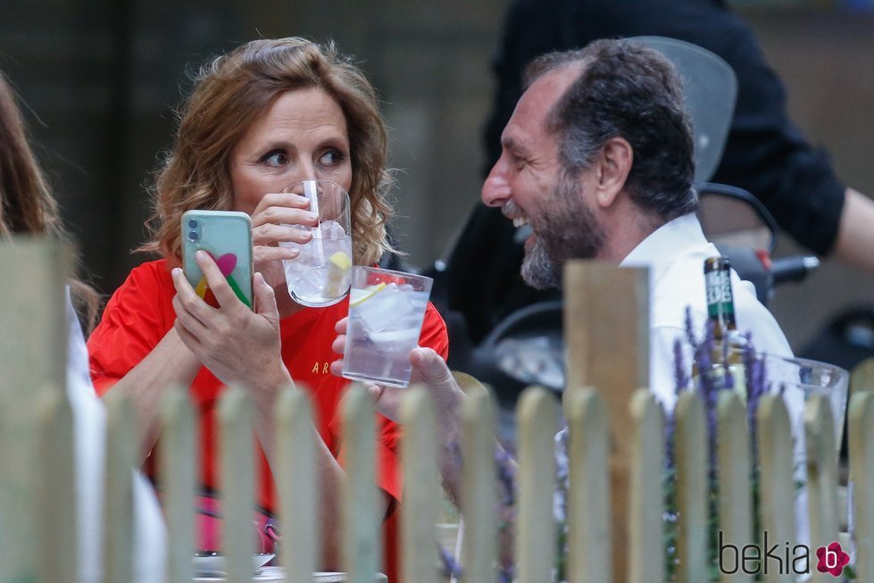 Ágatha Ruiz de la Prada bebiendo con Luis Gasset