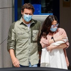 Malú y Albert Rivera a las puertas del hospital con su hija Lucía