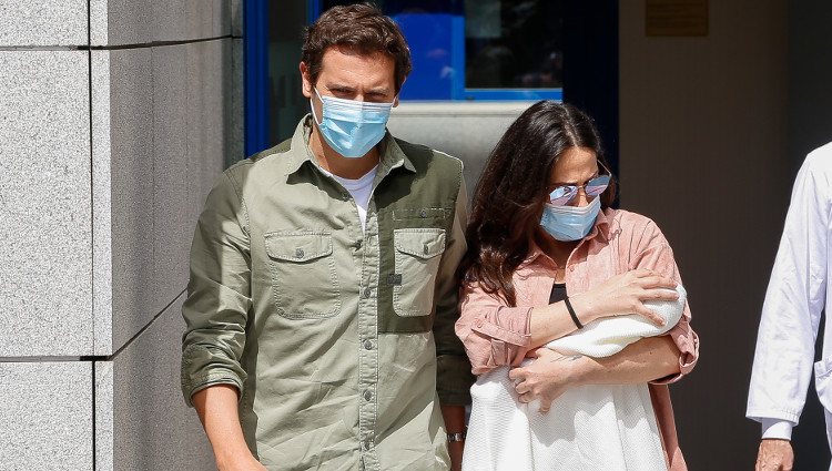 Malú y Albert Rivera a las puertas del hospital con su hija Lucía