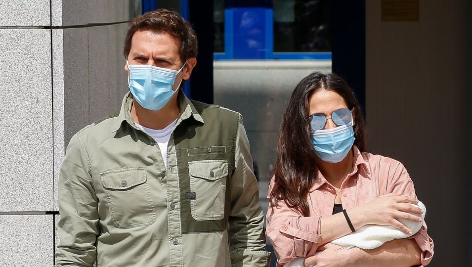 Malú y Albert Rivera con su hija Lucía a las puertas del hospital