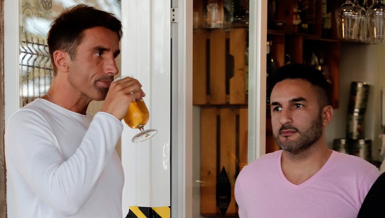 Hugo Sierra y su hermano Bruno tomando una cerveza en Mallorca tras regresar de 'Supervivientes 2020'