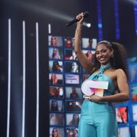 Nía Correia con el trofeo de ganadora de 'OT 2020'