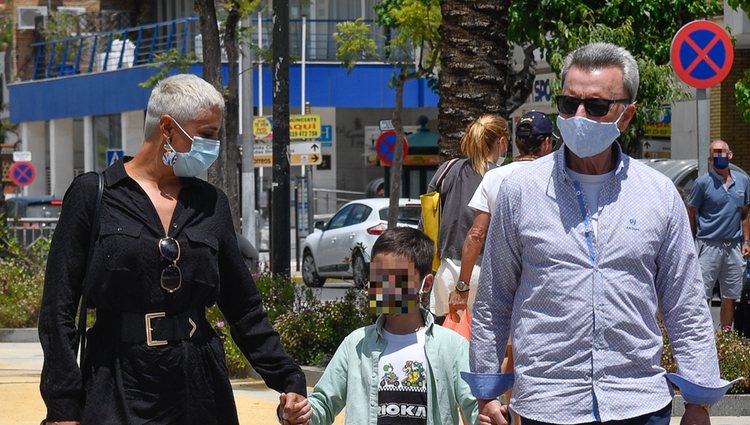 Ana María Aldón con José Ortega Cano y su hijo tras su regreso de 'Supervivientes 2020'