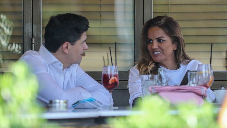 Marta López compartiendo confidencias con un amigo en una terraza