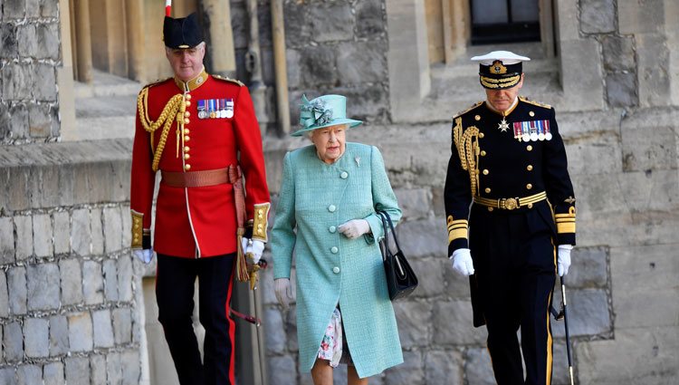 La Reina Isabel celebrando un atípico Trooping the Colour en el castillo de Windsor