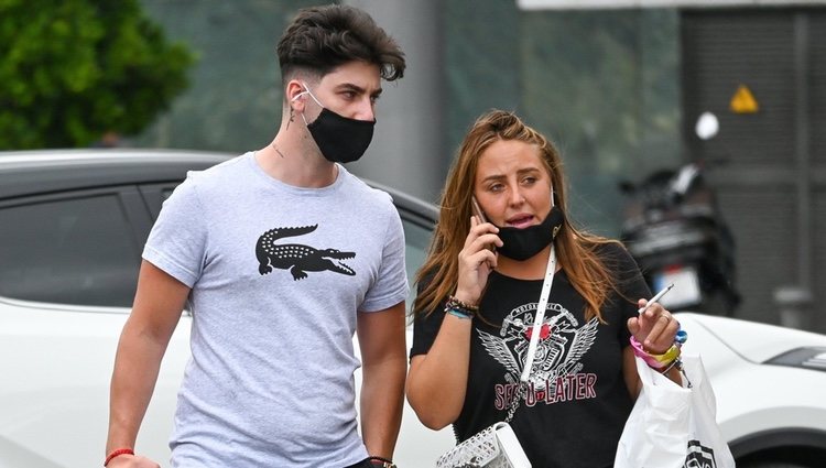 Rocío Flores de compras con su novio Manuel en Málaga tras 'Supervivientes 2020'