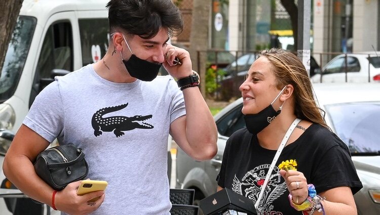 Rocío Flores y su novio Manuel muy felices por las calles de Málaga tras 'Supervivientes 2020'