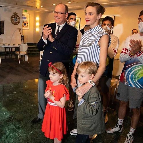 Alberto y Charlene de Mónaco con sus hijos Jacques y Gabriella en las 24 horas virtuales de Le Mans