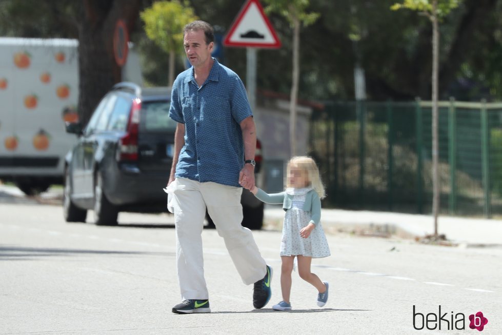 Alessandro Lequio con su hija Ginevra dando un paseo por Madrid