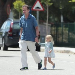 Alessandro Lequio con su hija Ginevra dando un paseo por Madrid