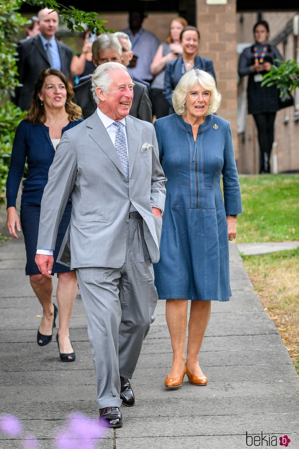 El Príncipe Carlos y Camilla Parker visitan un hospital tras el confinamiento