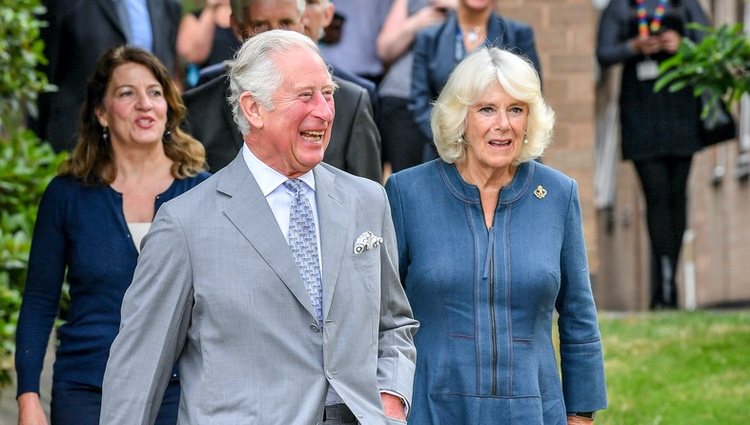 El Príncipe Carlos y Camilla Parker visitan un hospital tras el confinamiento