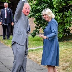 El Príncipe Carlos y Camilla Parker saludando en su visita a un hospital tras el confinamiento