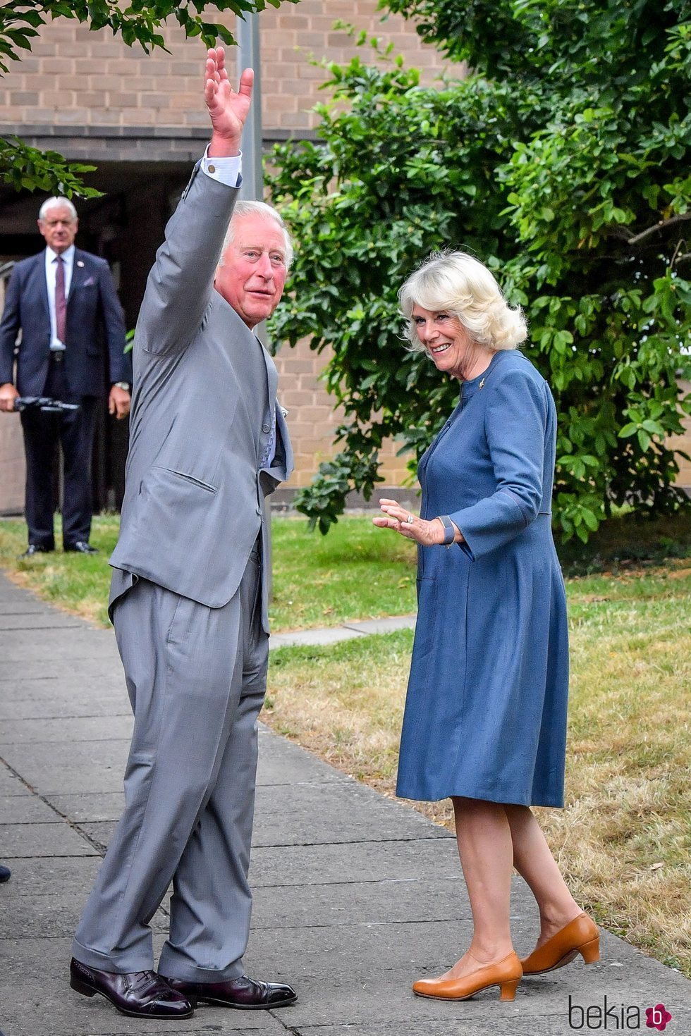 El Príncipe Carlos y Camilla Parker saludando en su visita a un hospital tras el confinamiento