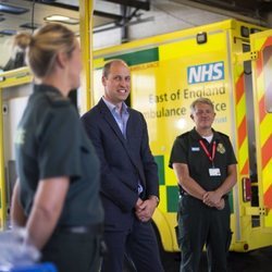 El Príncipe Guillermo visita al personal de ambulancias del Hospital Queen Elizabeth de King's Lynn