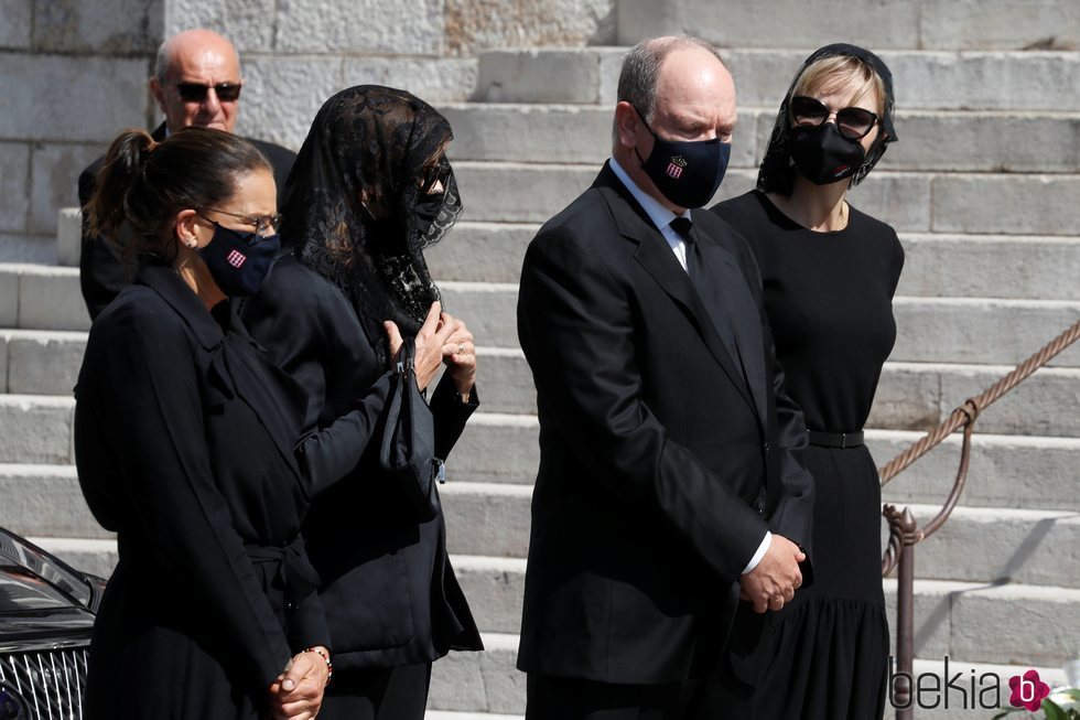 Alberto y Charlene de Mónaco, Carolina de Mónaco y Estefanía de Mónaco en el funeral de su prima Elizabeth Anne de Massy