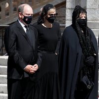 Alberto y Charlene de Mónaco con Mélanie-Antoinette de Massy y Jean-Léonard Taubert-Natta de Massy en el funeral de Elizabeth Anne de Massy