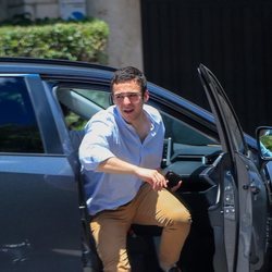 Froilán sale de un coche a su llegada a la casa de la Infanta Elena en Madrid