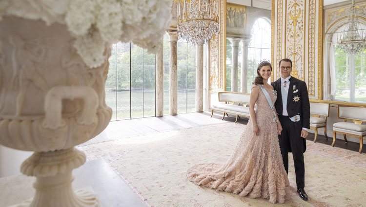 Victoria de Suecia celebra su décimo aniversario de boda con Daniel de Suecia con el vestido que llevó en su preboda