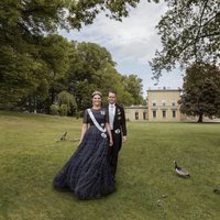 Victoria y Daniel de Suecia posan para celebrar su décimo aniversario de boda