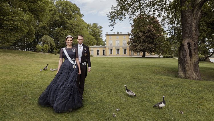Victoria y Daniel de Suecia posan para celebrar su décimo aniversario de boda
