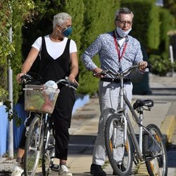 José Ortega Cano se quita la mascarilla tras dar un paseo en bicicleta con Ana María Aldón