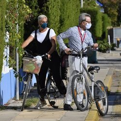 José Ortega Cano y Ana María Aldón tras dar un paseo en bicicleta en Chipiona