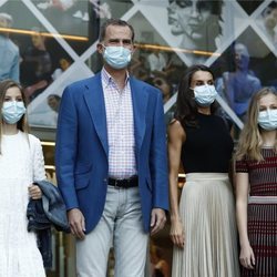 Los Reyes Felipe y Letizia junto a sus hijas la Princesa Leonor y la Infanta Sofía en los Teatros de Canal durante el sexto aniversario del reinado del mon