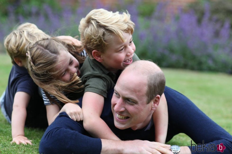 El Príncipe Guillermo tumbado con sus hijos, George, Louis y Charlotte, en unas fotografías inéditas por su 38 cumpleaños