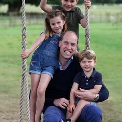 El Príncipe Guillermo con sus hijos, George, Louis y Charlotte, en unas fotografías inéditas por su 38 cumpleaños