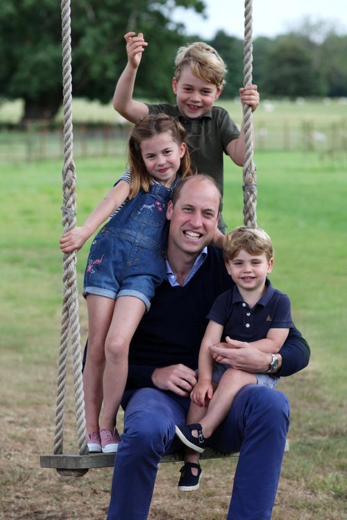 El Príncipe Guillermo con sus hijos, George, Louis y Charlotte, en unas fotografías inéditas por su 38 cumpleaños